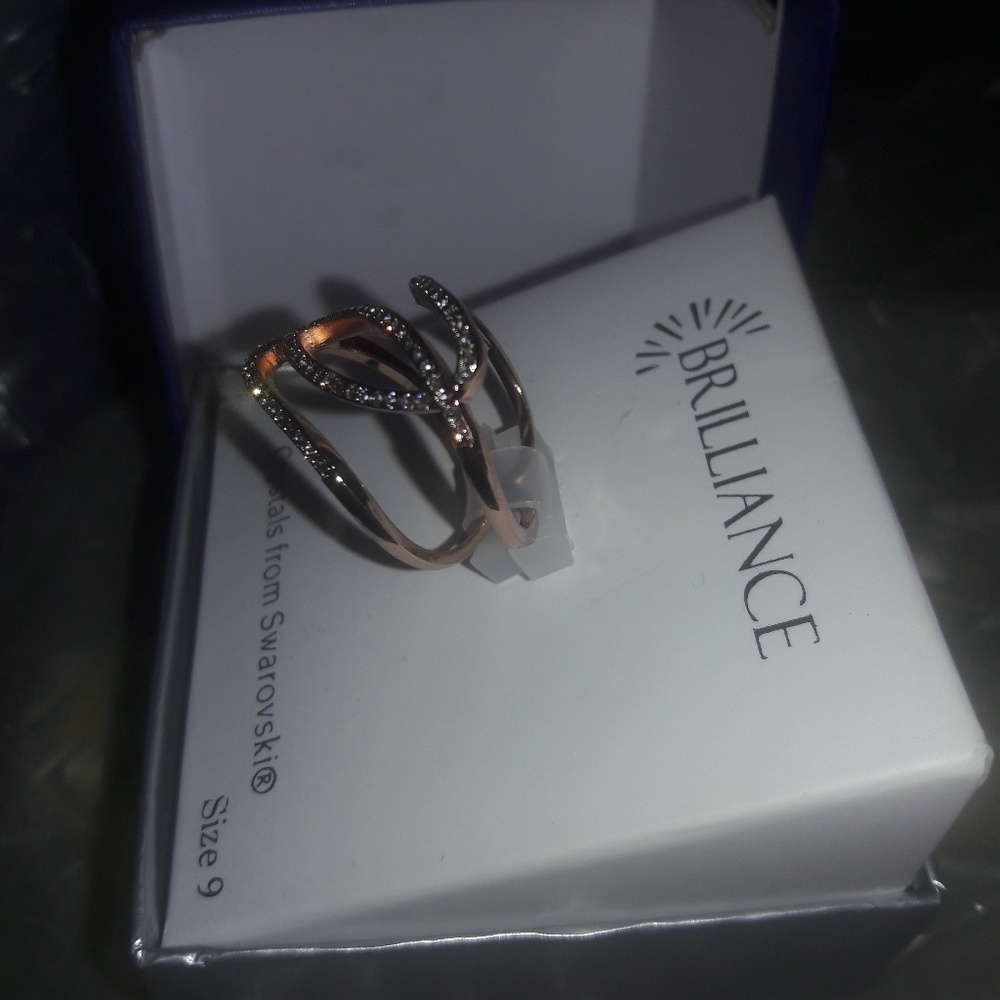 $40 Brilliance Swirling Ring Swarovski Crystal 9 - Picture 6 of 6